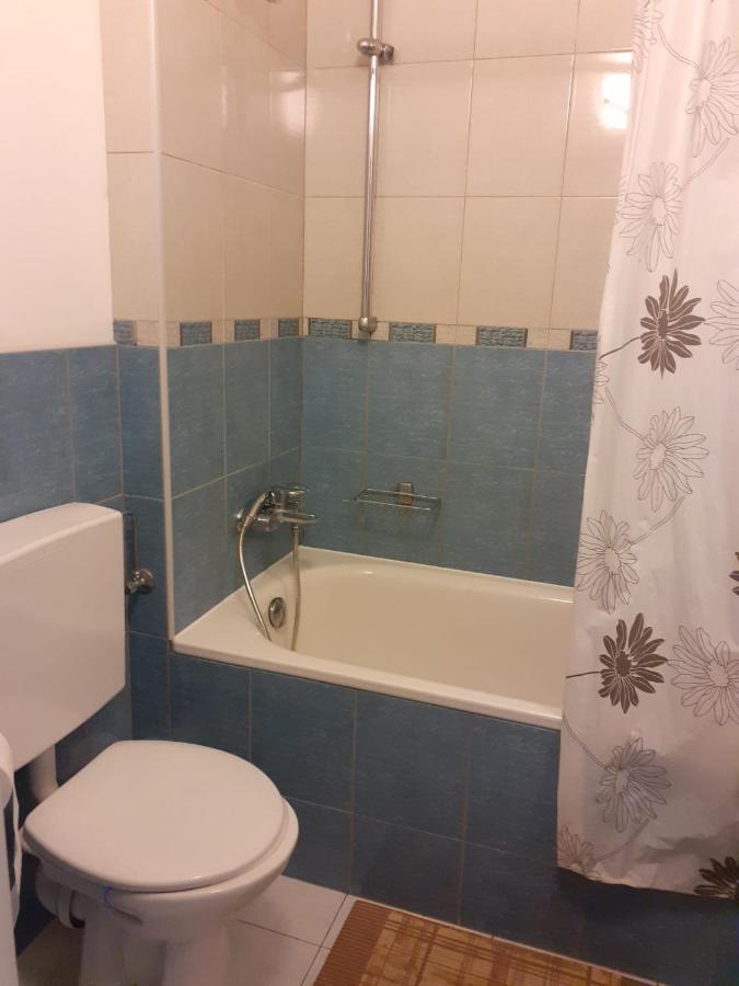Km House černý Most *