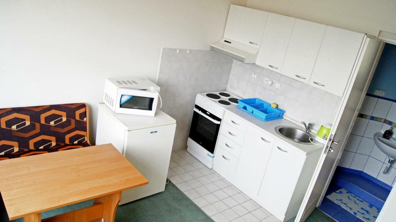 Hostel Km House černý Most *
