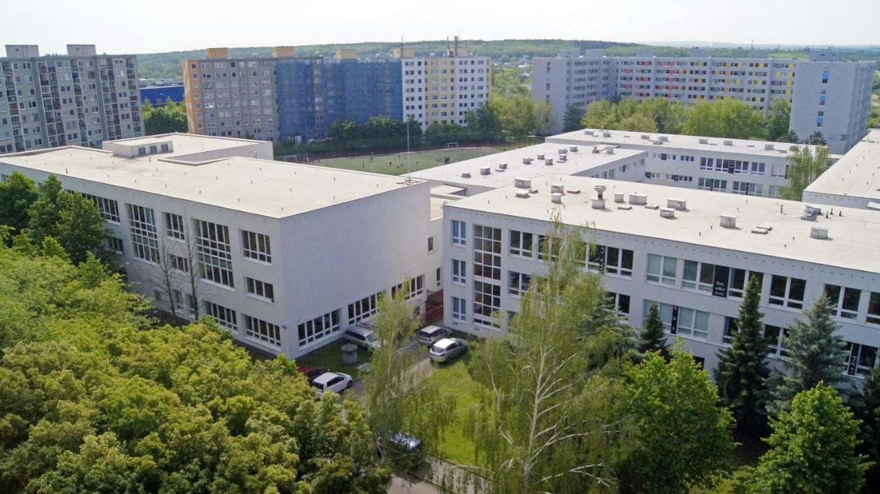 Km House černý Most *