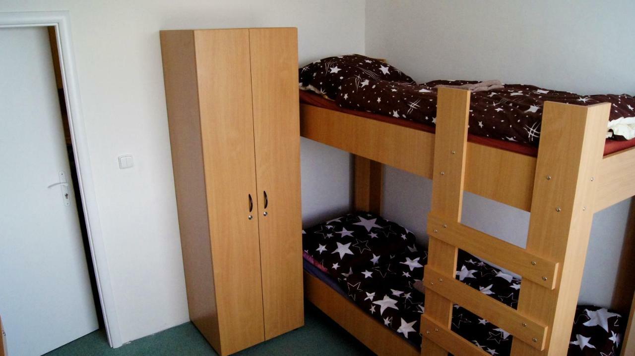 Km House černý Most